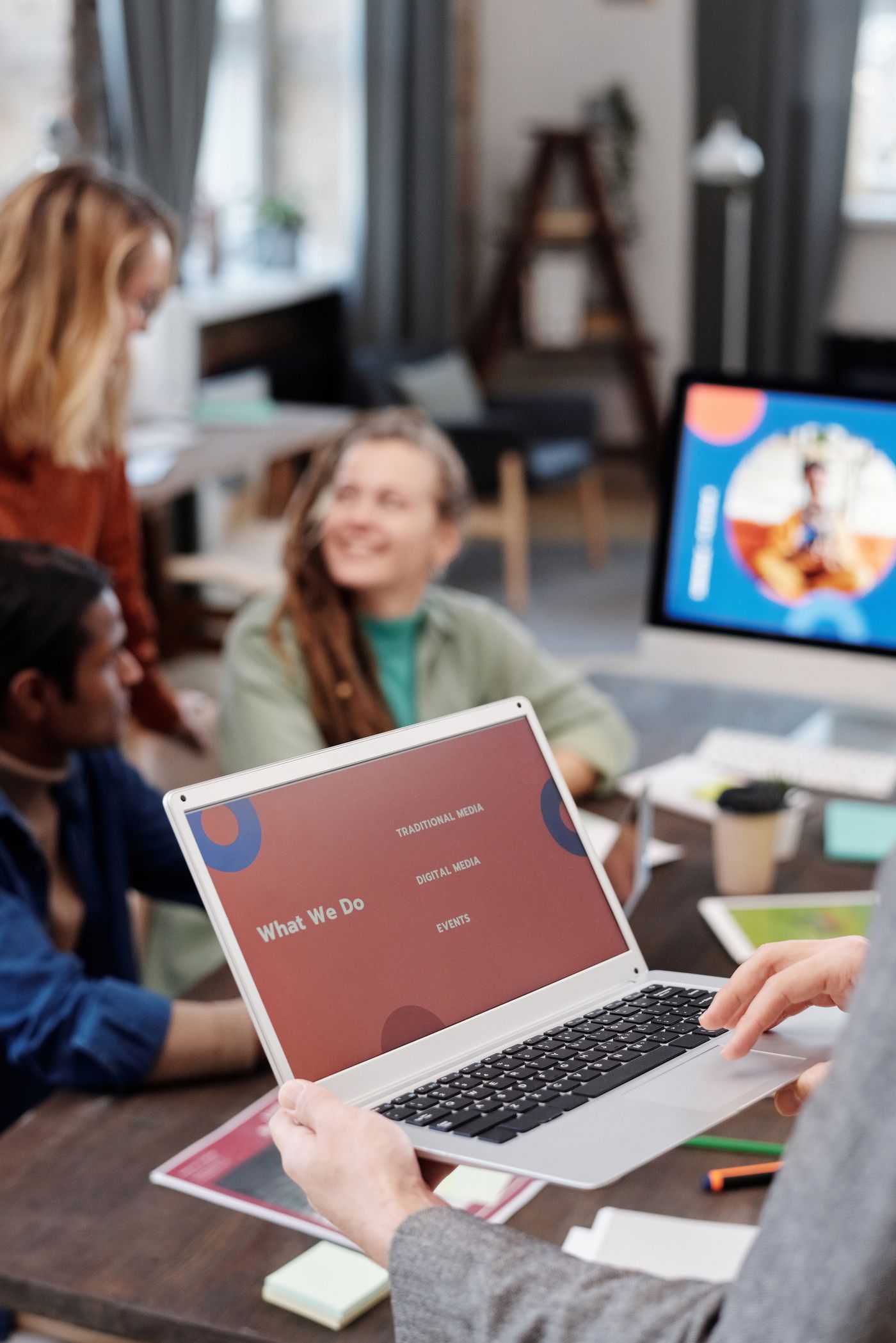 Equipo de comunicación presenta una propuesta de medios durante una sesión de planeación